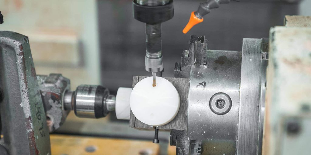 Lavorazione CNC di un particolare in materiale composito