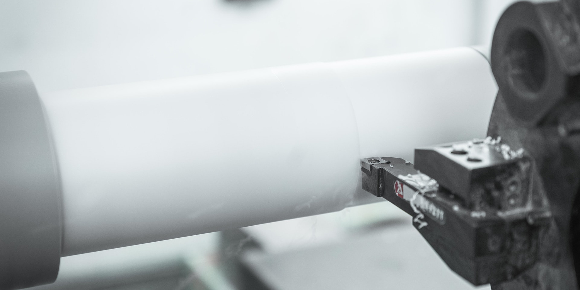 Tornitura CNC di un tubo in materiale isolante