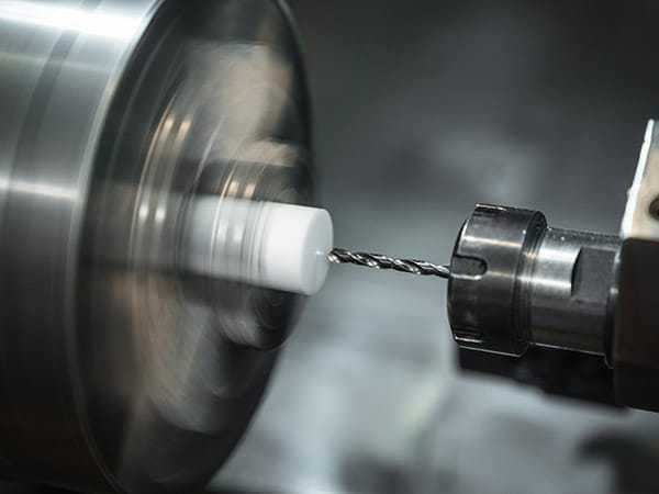 Lavorazione di un componente in materiale composito