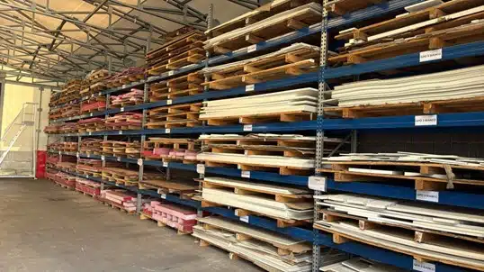 Scaffalature del magazzino con lastre e barre